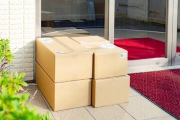 玄関に置かれた荷物　置き配　宅配便