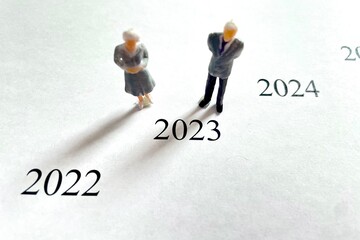 2023年の目標を考えるシニアの老夫婦