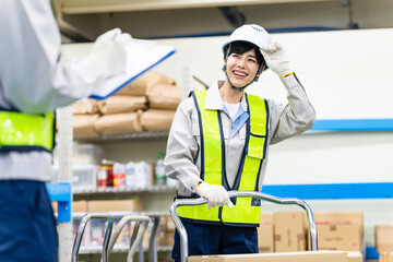 作業現場で笑顔ですれ違う従業員