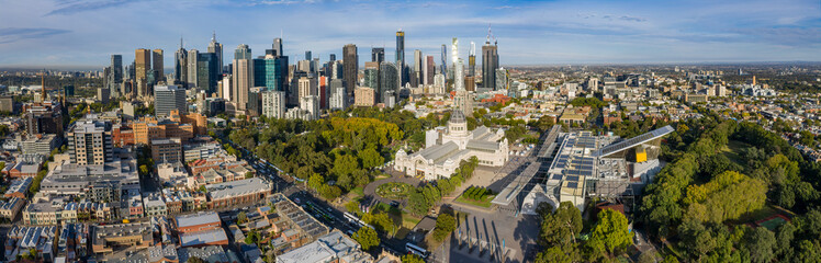 Obraz premium Aerial panoramic views of the beautiful Melbourne Exhibition building in Carlton, with the cbd in the background