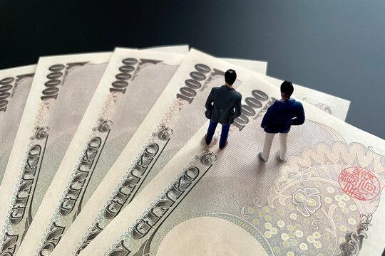 ビジネスマンと黒いお金　借金や詐欺