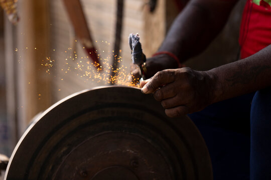 Afilador en Jaisalmer, India. Oficios tradicionales.