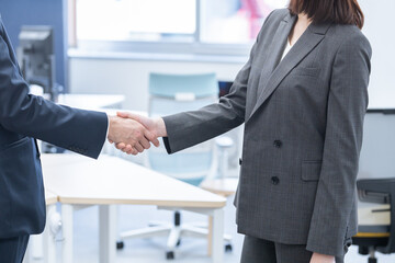 握手するビジネスマン