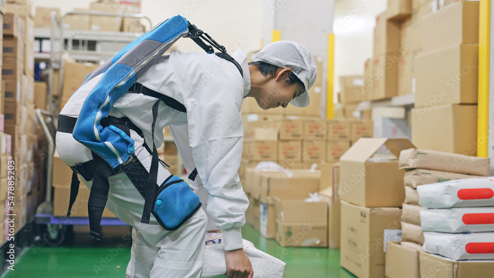 Aufkleber 食品倉庫でパワーアシストスーツを着て荷物を持ち上げる女性