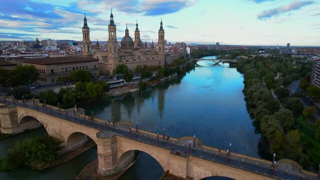 Aerial view just after sunrise of the beautiful city of Zaragoza and the Bas&iacute;lica de Nuestra Se&ntilde;ora del Pilar