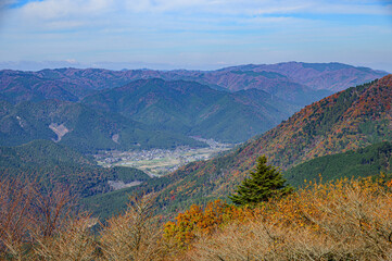 紅葉した山々の風景