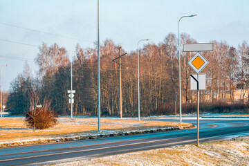 Main road sign on winter road - obrazy, fototapety, plakaty