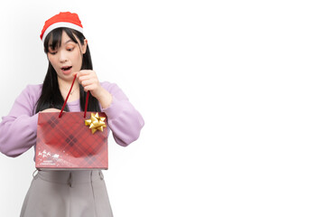 クリスマスプレゼントを開ける女性