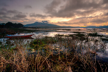 Obraz premium Sunrise at mount abang at bali indonesia.