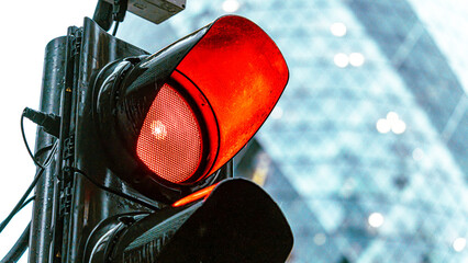 Red traffic light in a busy city center - obrazy, fototapety, plakaty