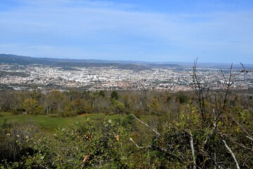 vue sur la ville de Clermont fd depuis les hauteur du ^plateau de Gergovie dans le puy de d&ocirc;me par une belle journ&eacute;e d'automne
