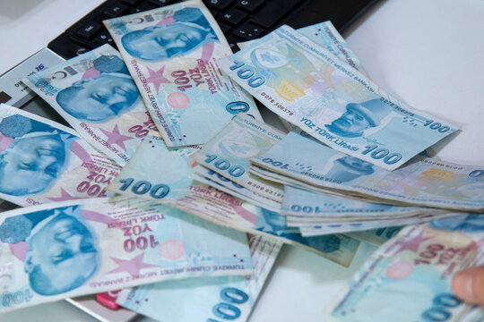 Turkish Lira, Turk Parasi, Turkish Money (Turkish Turk Parasini Sayan Adam Eli)