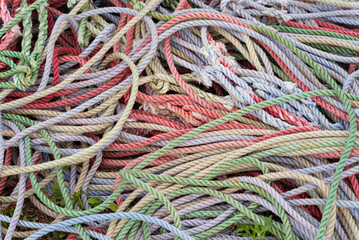 Tas de cordes sur un port de pêche © mobilise248