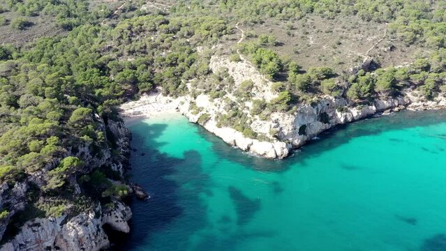 survol a&eacute;rien des plages de calas de Minorque dans les iles bal&eacute;ares en Espagne