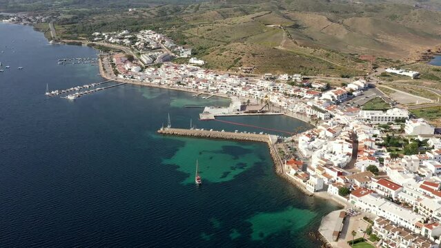 survol du village de Fornells au nord de l'&icirc;le de Minorque dans l'archipel des Bal&eacute;ares Espagne