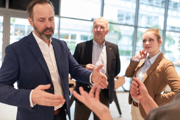 Business Berater und Start-Up Team in einer Diskussion