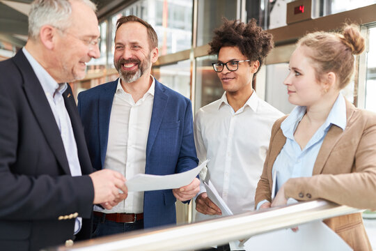Business Leute freuen sich &uuml;ber einen neuen Auftrag