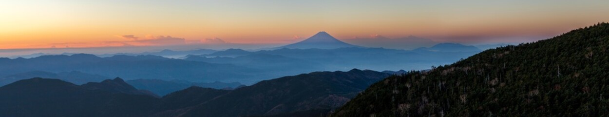 Fototapeta na wymiar 秋の国師ヶ岳から夜明けの富士山