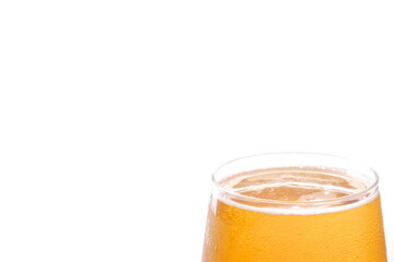 よく冷えたビールで喉の渇きを潤す