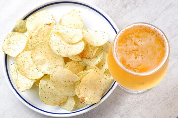 のり塩味のポテトチップスと、よく冷えたビールのグラス