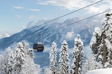 Papier Peint photo Lavable Gondoles New modern spacious big cabin ski lift gondola against snowcapped forest tree and mountain peaks covered in snow landscape in luxury winter alpine resort. Winter leisure sports, recreation and travel