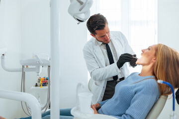 Obraz premium Orthodontist examine adult patient.