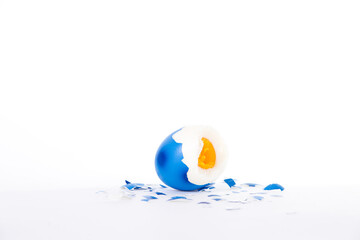 Offenes, hartgekochtes Ei zu Ostern. Osterei