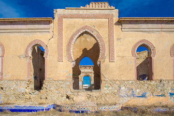 Naklejka premium Ruine mit blauem Himmel