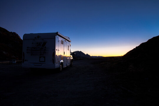 Wildcamping in den Bergen mit einem Reisemobil oder Wohnwagen