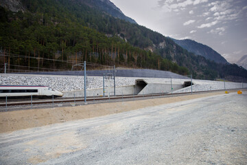 Schweizer Hochgeschwindigkeitszug bei der Einfahrt in den neuen Gotthard-Basistunnel