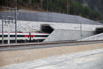 Schweizer Hochgeschwindigkeitszug bei der Einfahrt in den neuen Gotthard-Basistunnel