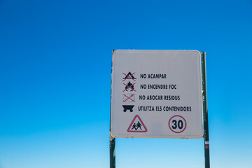 Schild mit Hinweisen