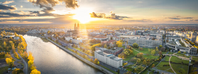 Panorama Luftbild über den Fluss Elbe und die Stadt Magdeburg in Sachsen-Anhalt, Deutschland