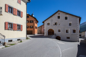 Steinhäuser in einem alten Dorf in den Schweizer Alpen