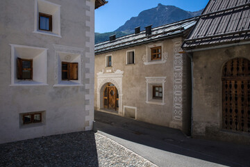 Fototapeta na wymiar Idyllisches Bergdorf in den Schweizer Alpen