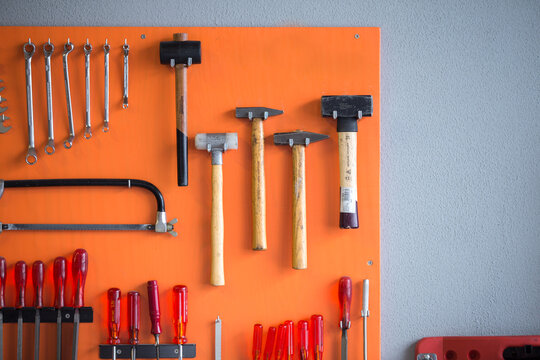 Werkzeug an der Wand in einer Fachwerkstatt