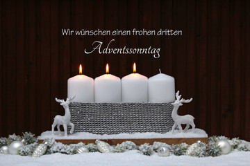 Fotoserie Adventsdekoration: Weiße Kerzen mit Weihnachtsschmuck im Schnee.