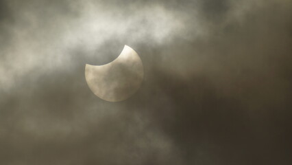 Sonnenfinsternis mit Wolken