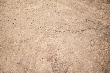 Fondo de una pared de cemento vieja y desgastada con grieta horizontal 