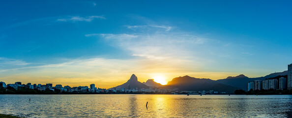 Panoramic photograph of Rodrigo de Freitas lagoon during sunset with its waters and hills in the neighborhoods of Ipanema and Leblon © Fred Pinheiro