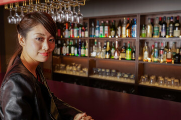 バーカウンターに座る大人の女性