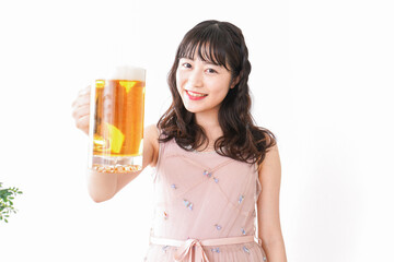 グラスを持ちビールを飲む若い女性