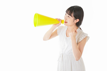 メガフォンを使い応援をする若い女性