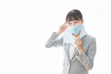 大量のマスクを着けた若いビジネスパーソン