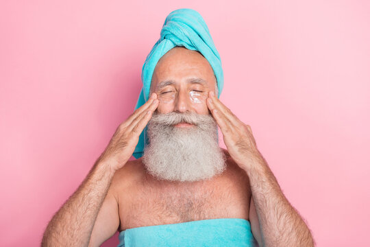 Portrait of retired pensioner man apply peeling procedure use cream after bath isolated on pastel color background