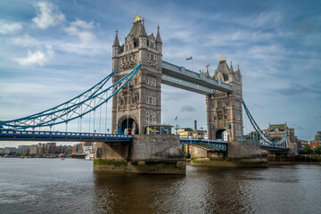 Fototapeta na wymiar London bridge with cloudy sky