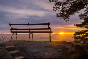 Blick von der Waitzdorfer Aussicht zum Lilienstein im Nationalpark Sächsische Schweiz zu Sonnenuntergang - obrazy, fototapety, plakaty