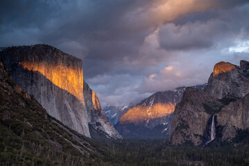Sunset over the mountains of Yosemite El Capitan with clouds