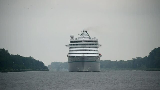Kreuzfahrtschiff bei Nebel im Nord-Ostsee-Kanal 