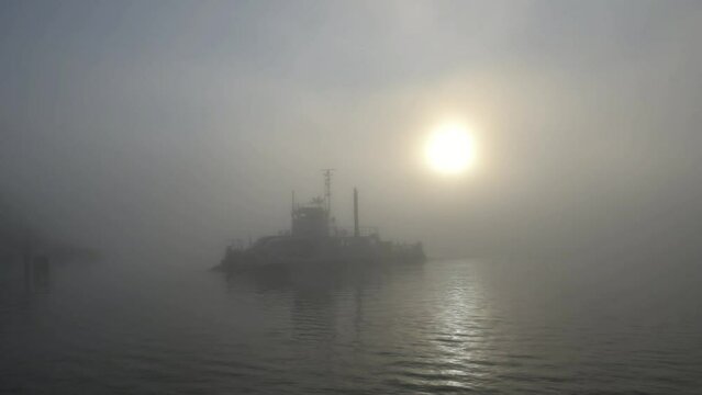 Autof&auml;hre bei Nebel im Nord-Ostsee-Kanal 